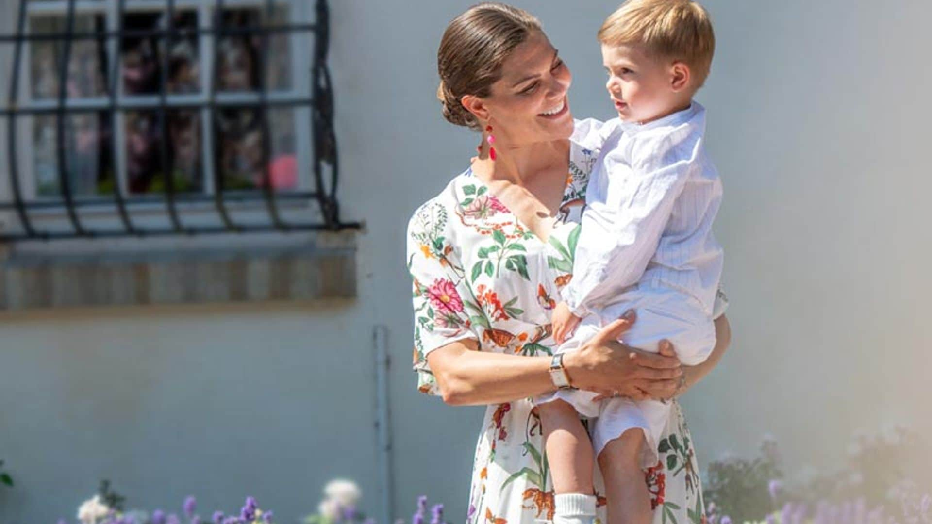 El nuevo vestido de flores con el que Victoria de Suecia recicla sus sandalias de cumpleaños