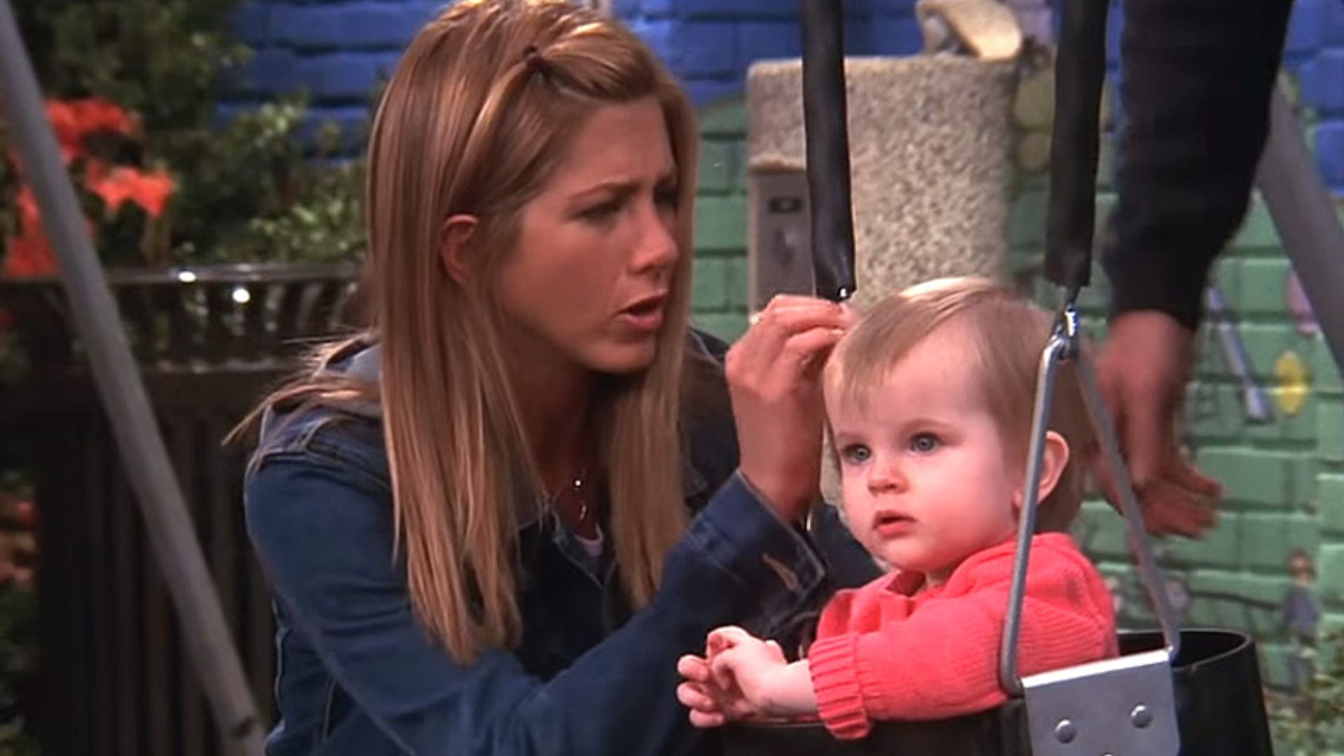 ¿Recuerdas a Emma, la hija de Jennifer Aniston en 'Friends'? Así están a sus 16 años las gemelas que la interpretaron