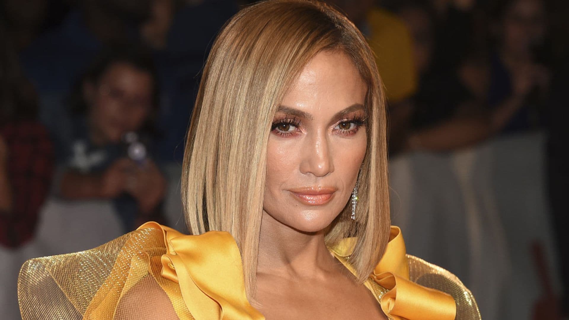 Desvelado el secreto de la nueva melena ultrabrillante de Jennifer Lopez