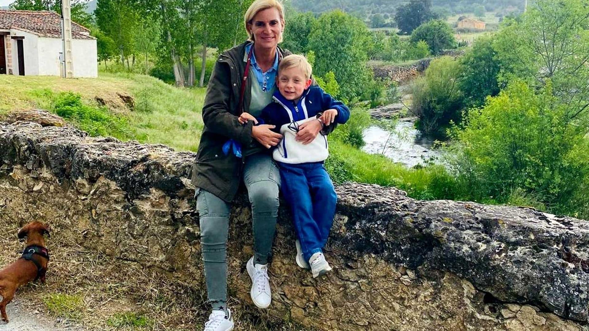 María Zurita celebra su 48 cumpleaños con su hijo Carlos y sus padres tras pasar por el quirófano