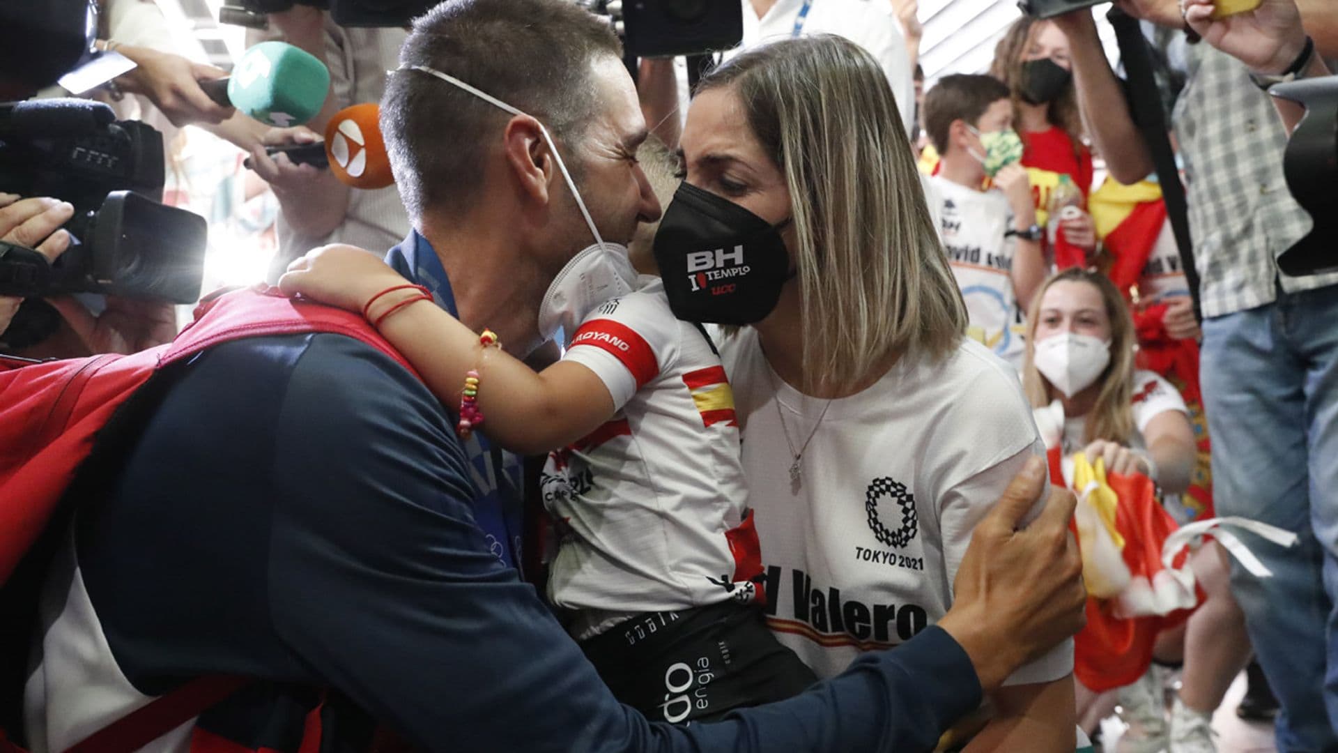 El emocionante reencuentro de los medallistas olímpicos Adriana Cerezo y David Valero con sus familias