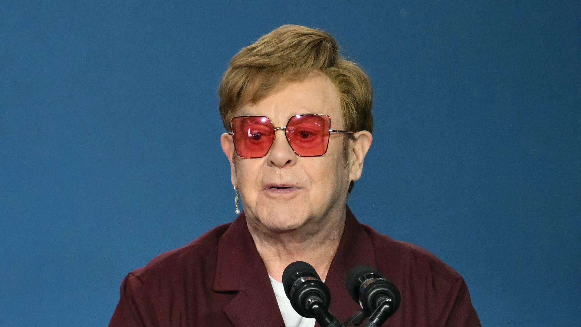 Elton John revela que debido a una fuerte infección a perdido la visión de un ojo