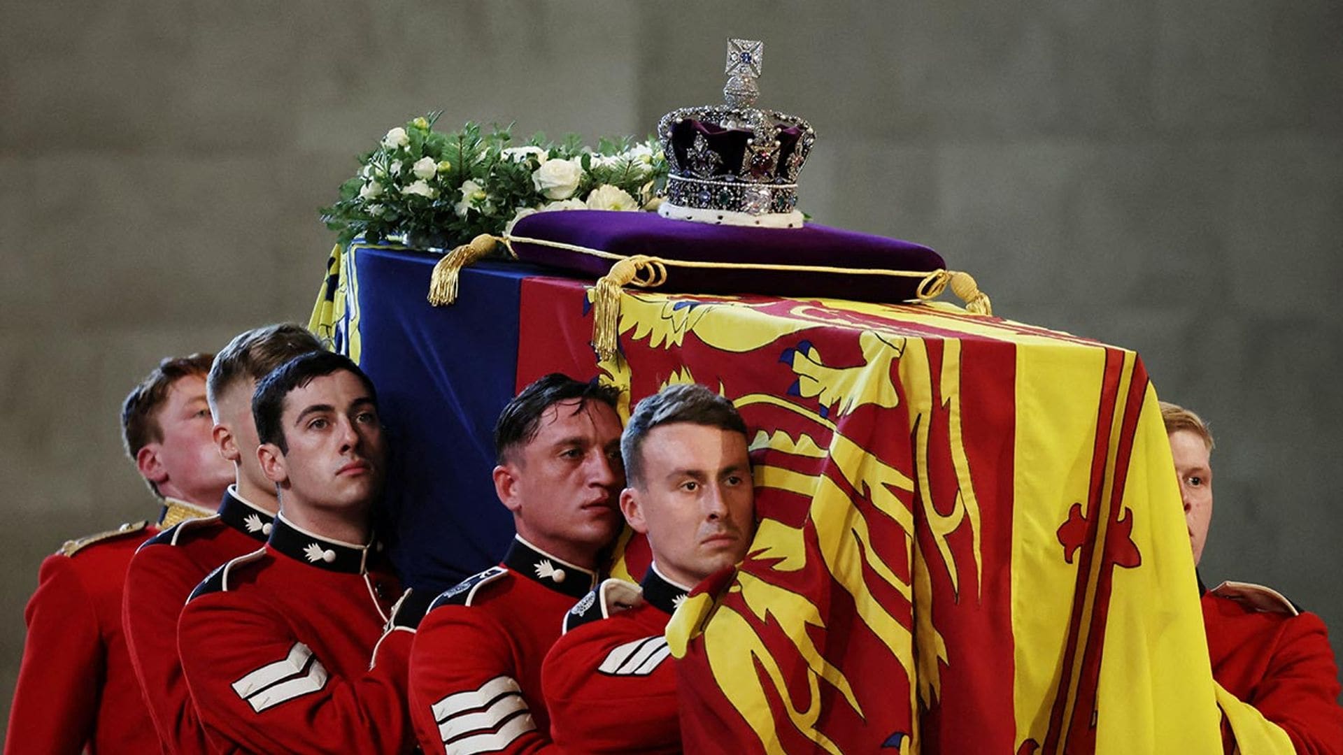 De la Corona Imperial a la música: los símbolos del cortejo fúnebre de Isabel II en Londres