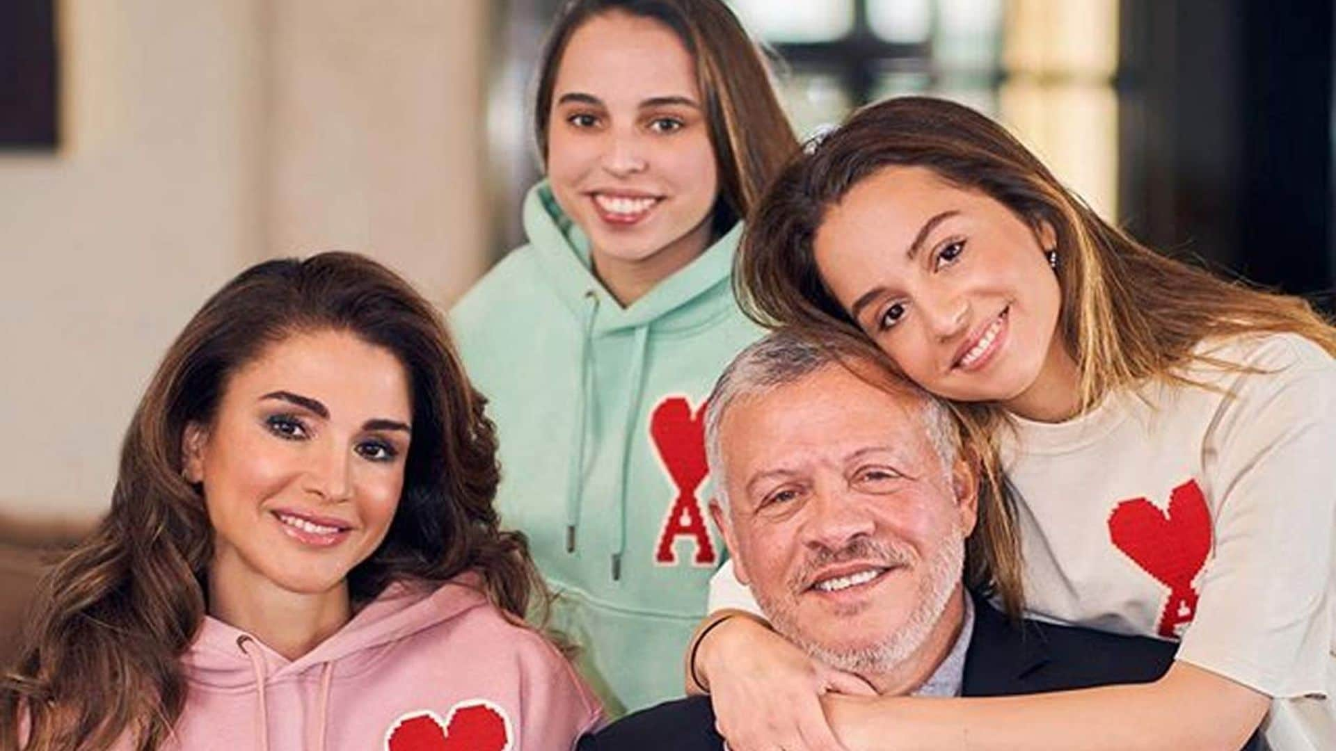 Rania de Jordania presume de hijas con una simbólica felicitación