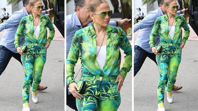 jennifer lopez con atuendo deportivo con estampado tropical verde