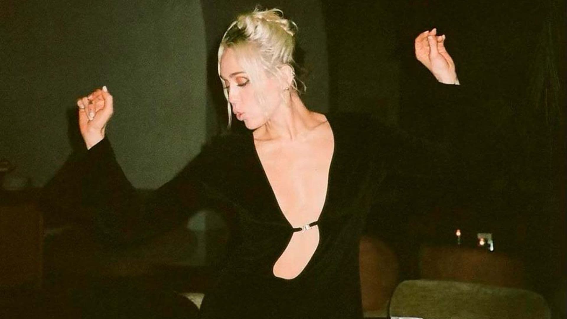 Miley Cyrus celebra el éxito de 'Flowers' con un vestido 'vintage' muy sexy