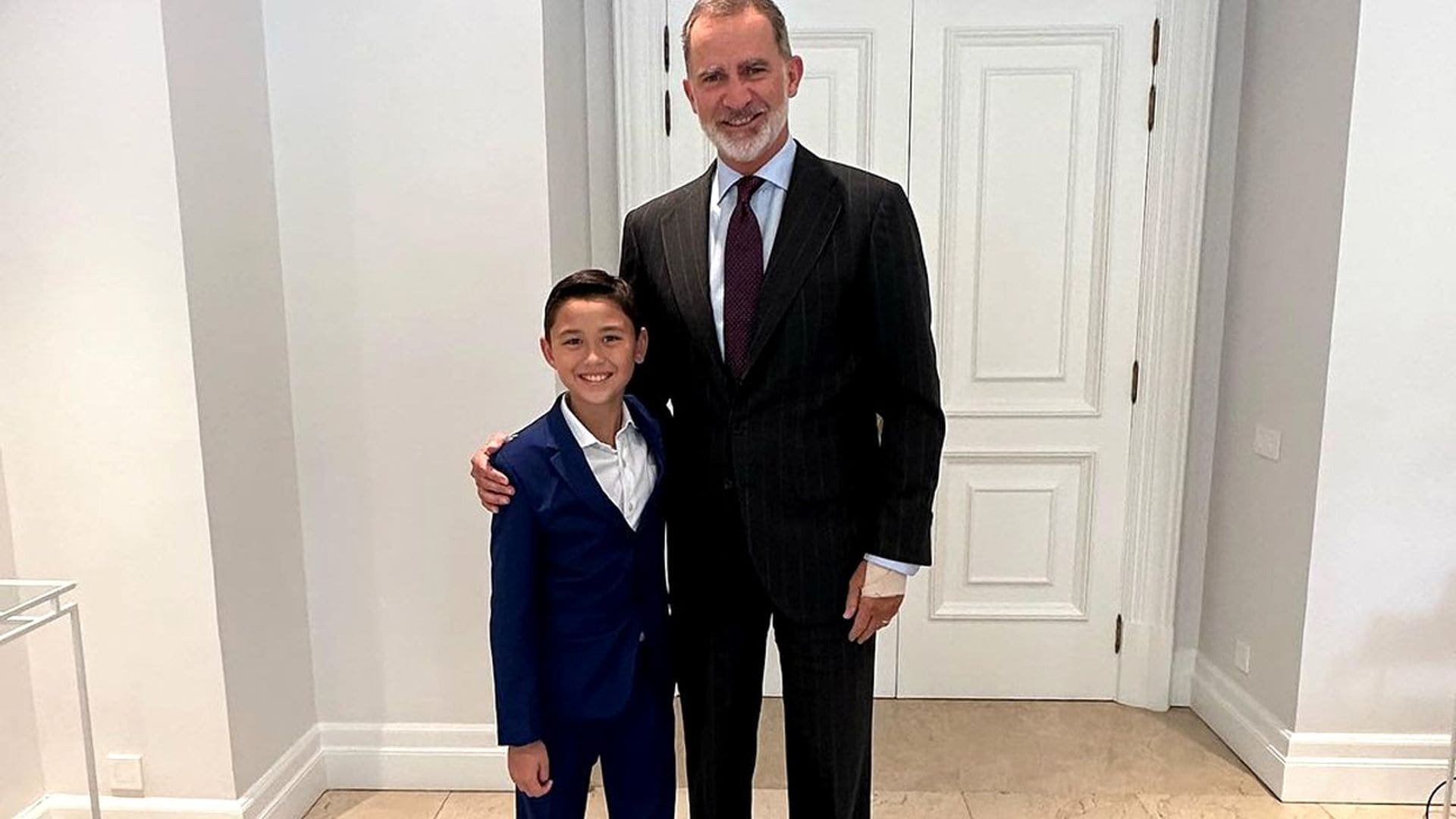 El entrañable posado del Rey con el príncipe Maximiliano de Orleans-Braganza, su primo brasileño de 11 años