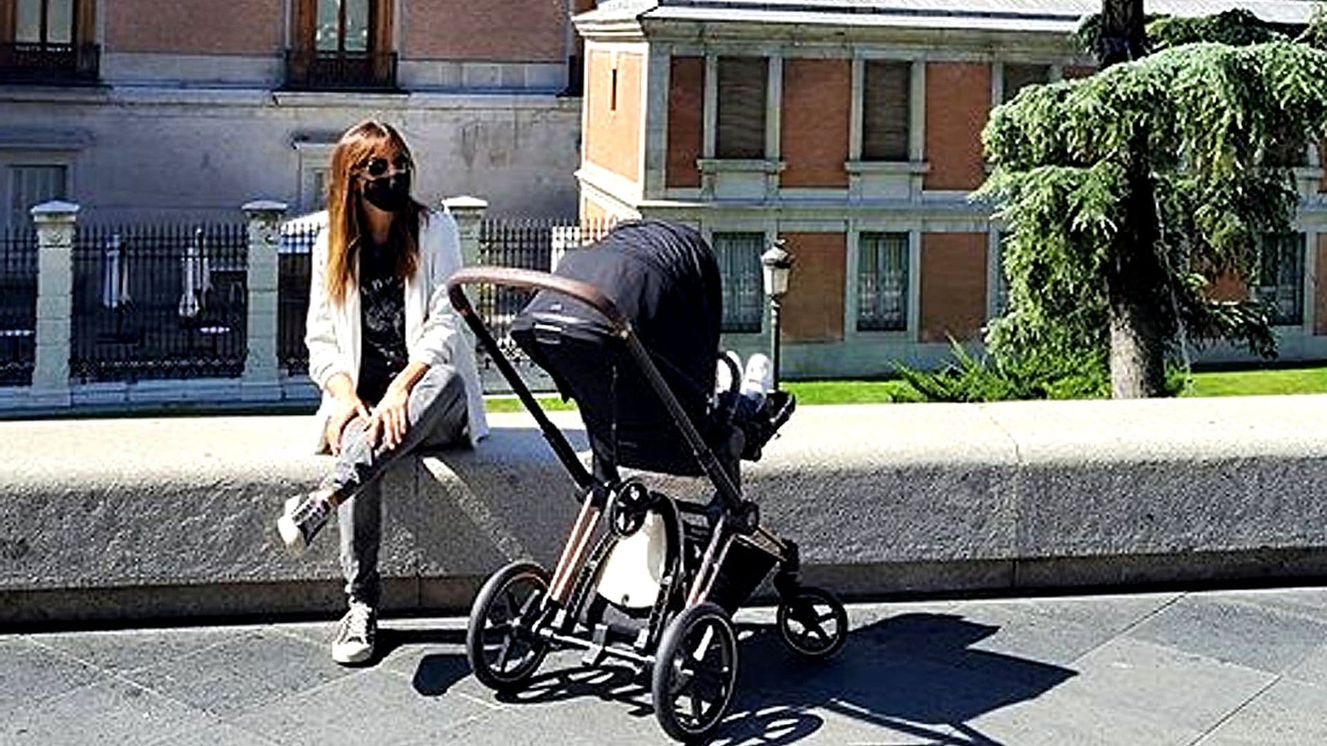 Isabel Jiménez, escapada al museo con su hijo Hugo cuando está a punto de darle un hermanito