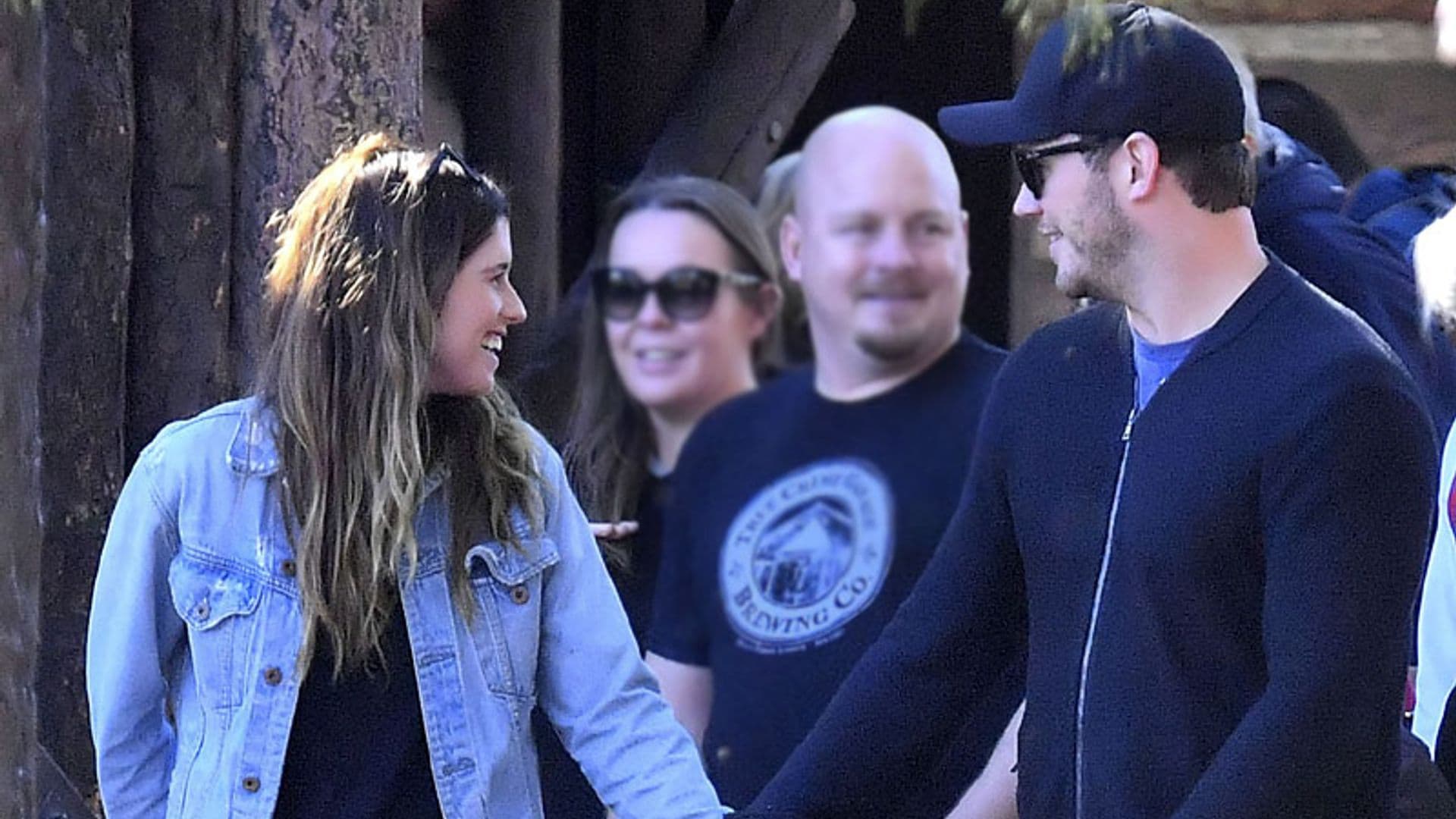 Chris Pratt disfruta de unas románticas vacaciones con su novia y su hijo en Disneyland