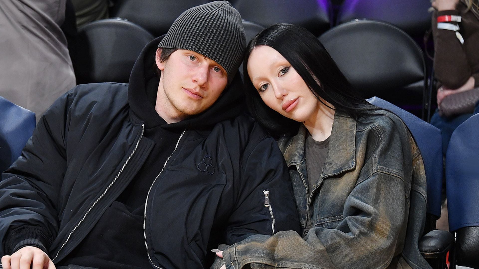 Noah Cyrus reaparece con su prometido tras las últimas polémicas familiares