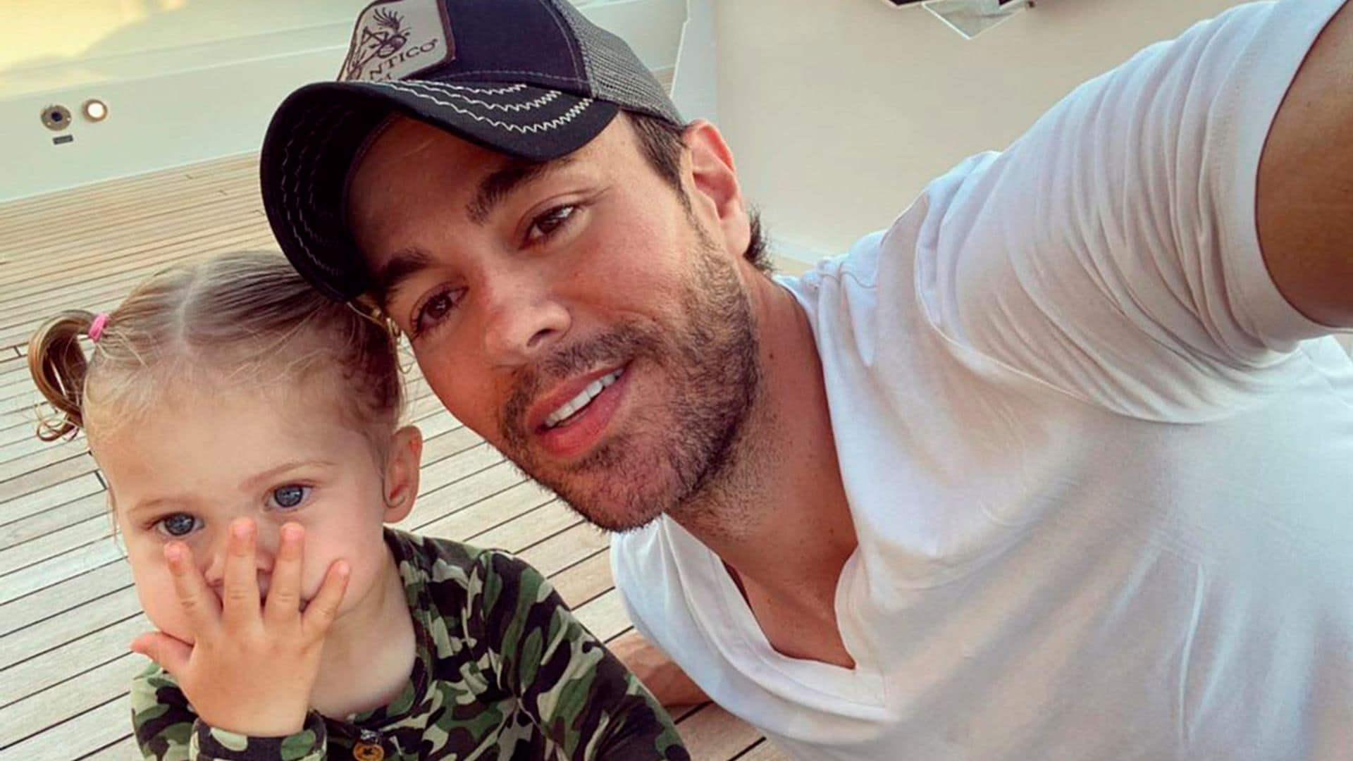 ¡Pura alegría! El baile de la niña de Enrique Iglesias al escuchar el nuevo disco de su padre