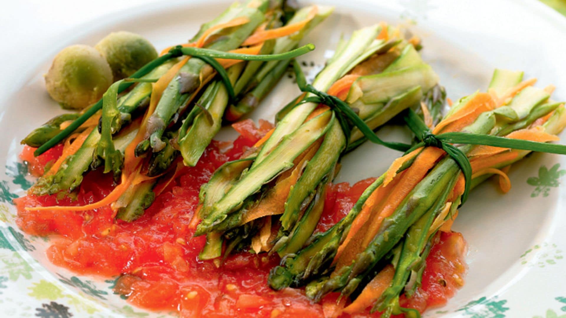 Hatillos de espárragos y zanahoria con tomate