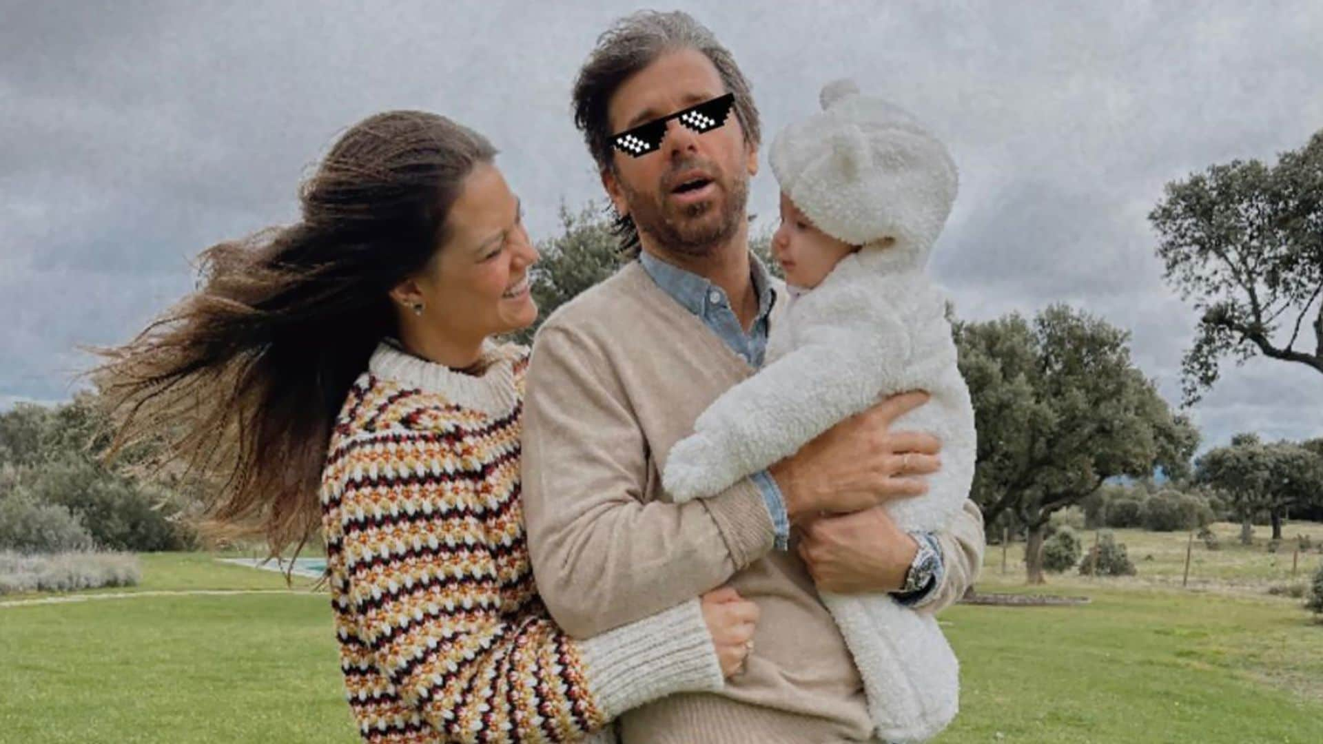 El inusual posado de Isabelle Junot y Álvaro Falcó con su hija Philippa