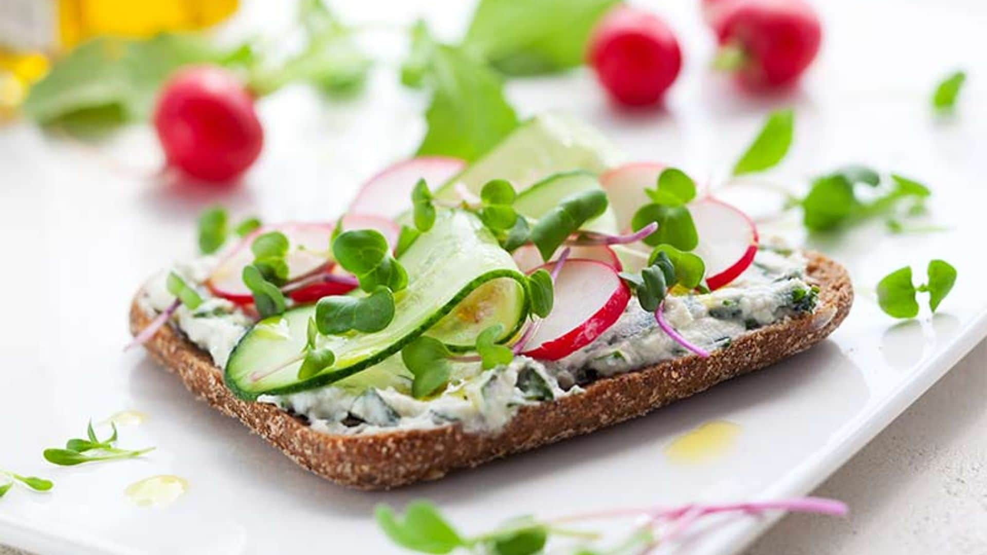 Tostada integral con queso, pepino y rábanos