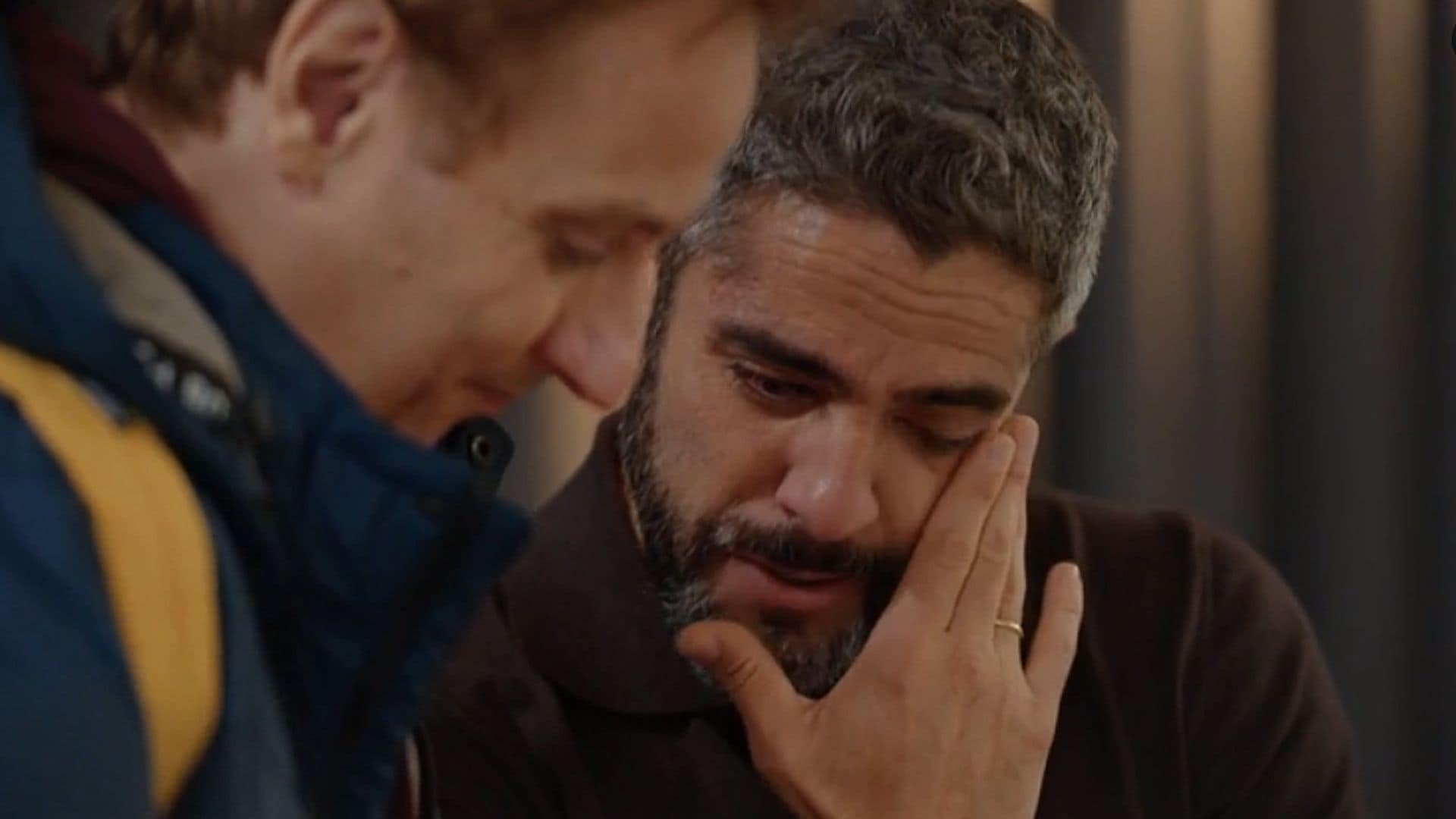 Roberto Leal rompe a llorar al recordar a su padre en 'El camino a casa'