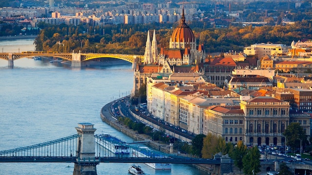 Panorámica de Budapest con el puente de las Cadenas sobre el Danubio y el Parlamento