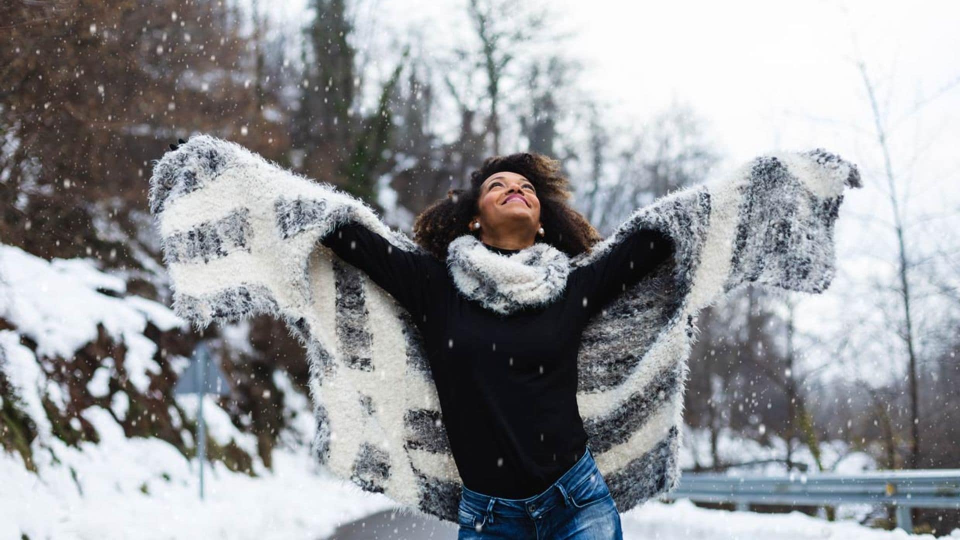 chica morena en la nieve