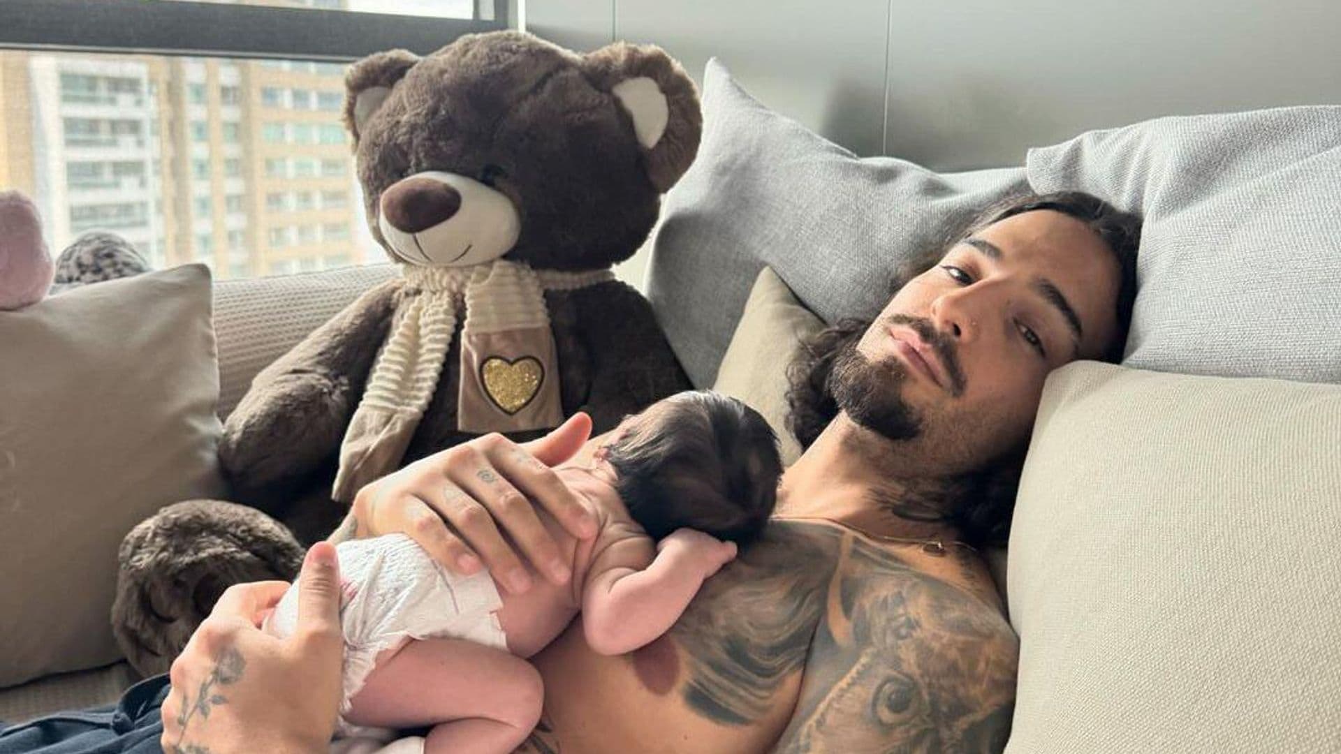 Maluma presume las imágenes más especiales de sus primeros días como papá