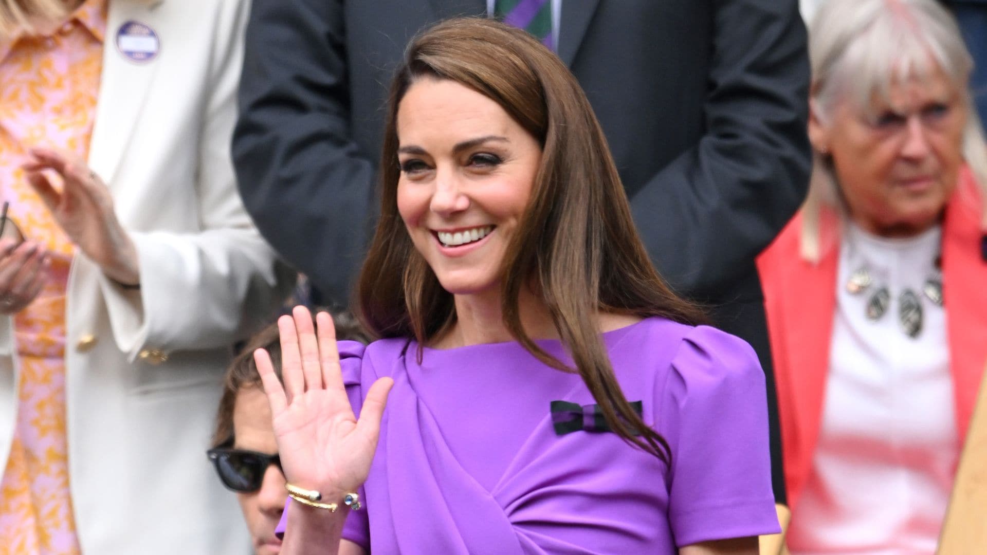 Kate Middleton deslumbra con un vestido morado drapeado, guiño al torneo, y calzado destalonado