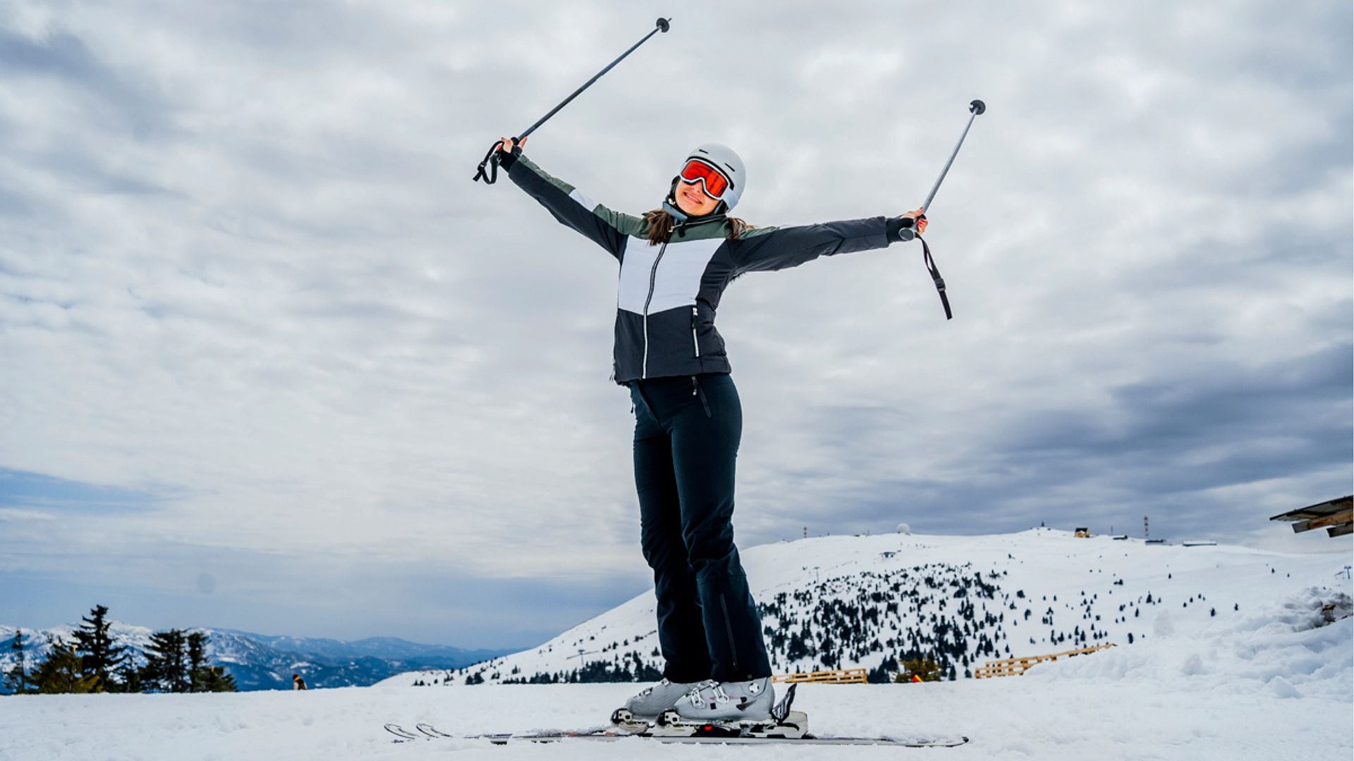 mujer esquiando