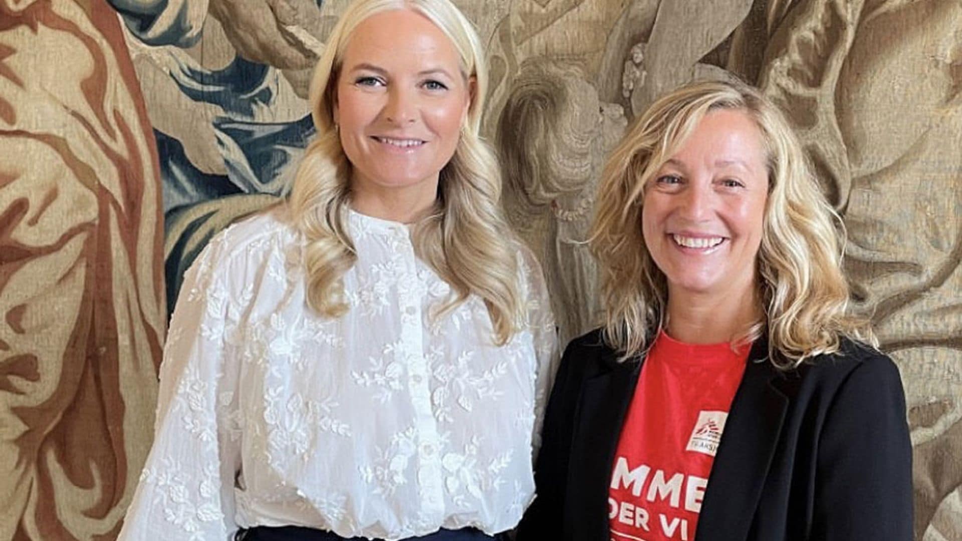 Mette-Marit de Noruega se apunta a la blusa de flores que la princesa Leonor hizo viral