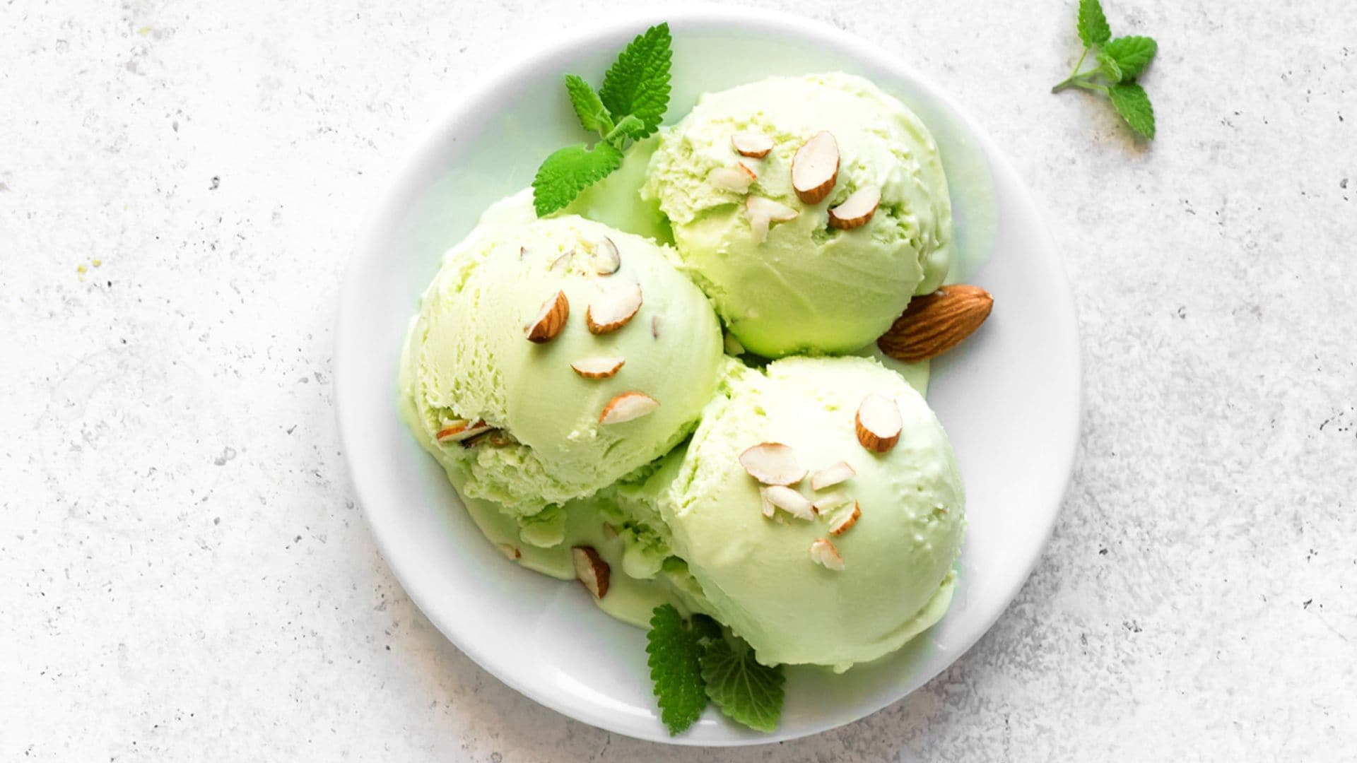 Helado de té con almendras