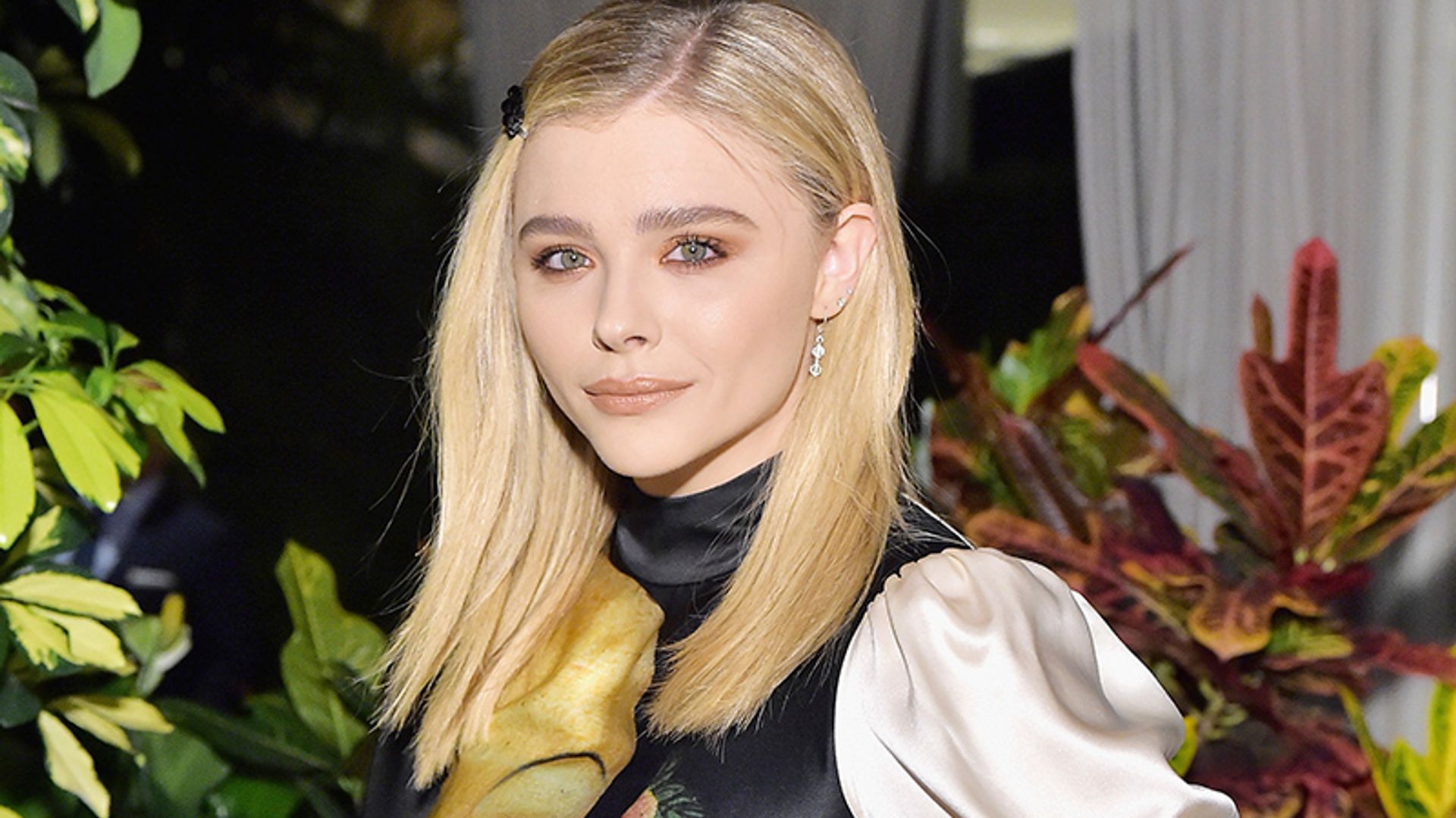 Más allá de Halloween, Chloë Grace Moretz hará que te atrevas con los labios oscuros