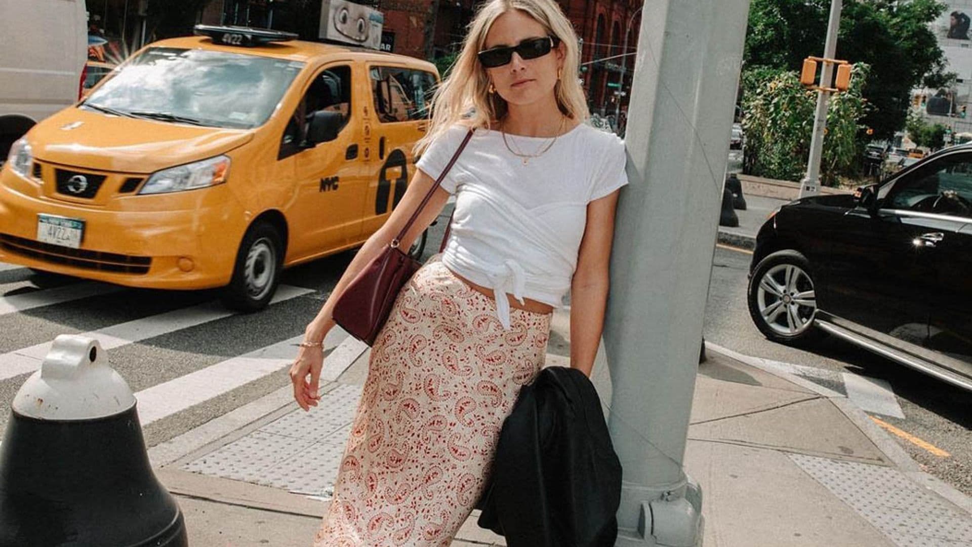 No importa si llueve o hace sol, la falda 'midi' satinada te resolverá cualquier look de la temporada