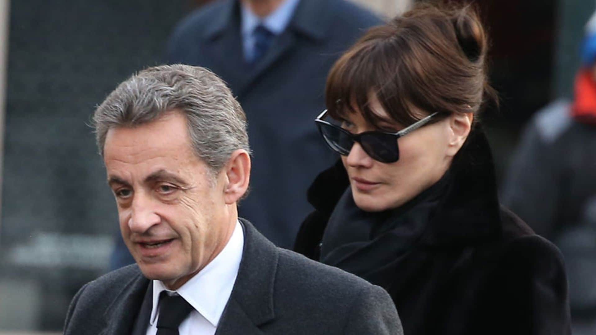 Nicolás Sarkozy, arropado por Carla Bruni y su hija en el entierro de su madre