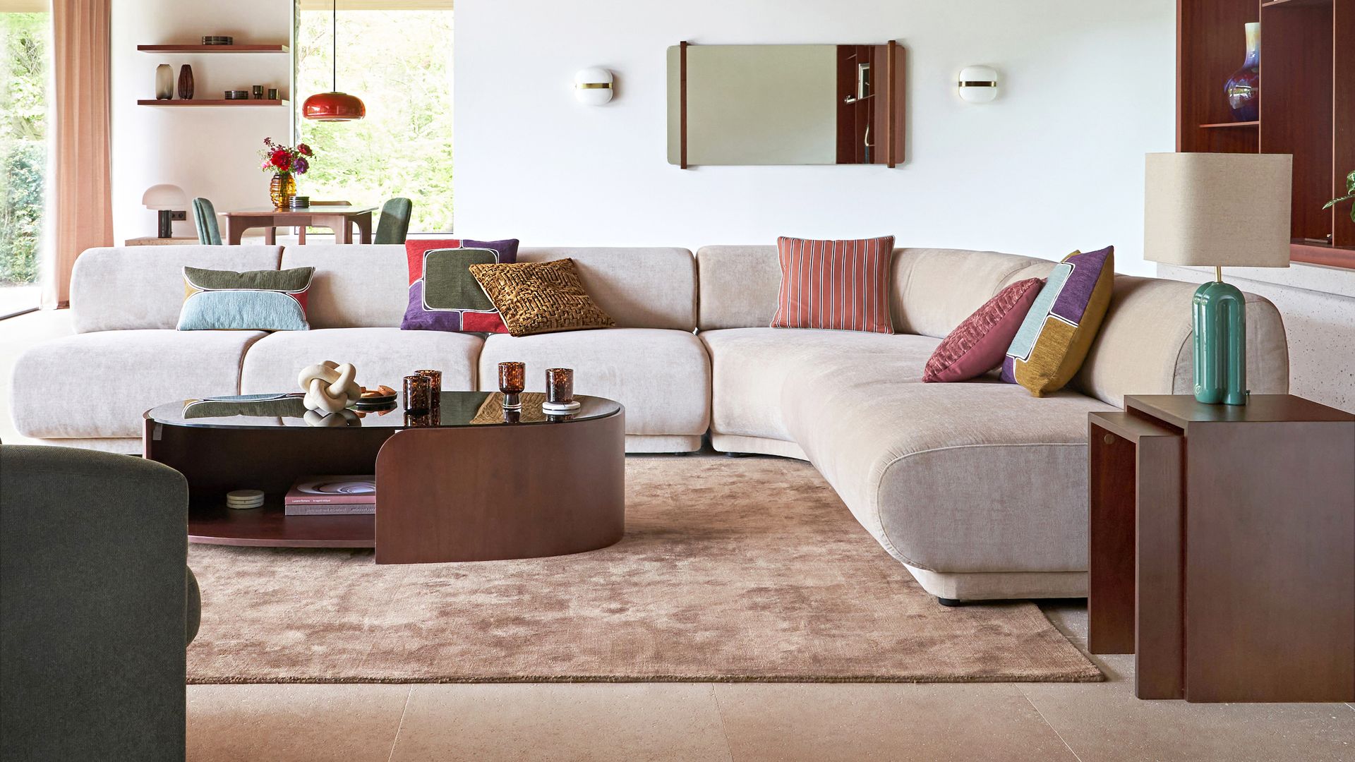 Salón comedor con techo de madera, sofá esquinero beige, alfombra marrón clara, mesa de centro de madera y cristal