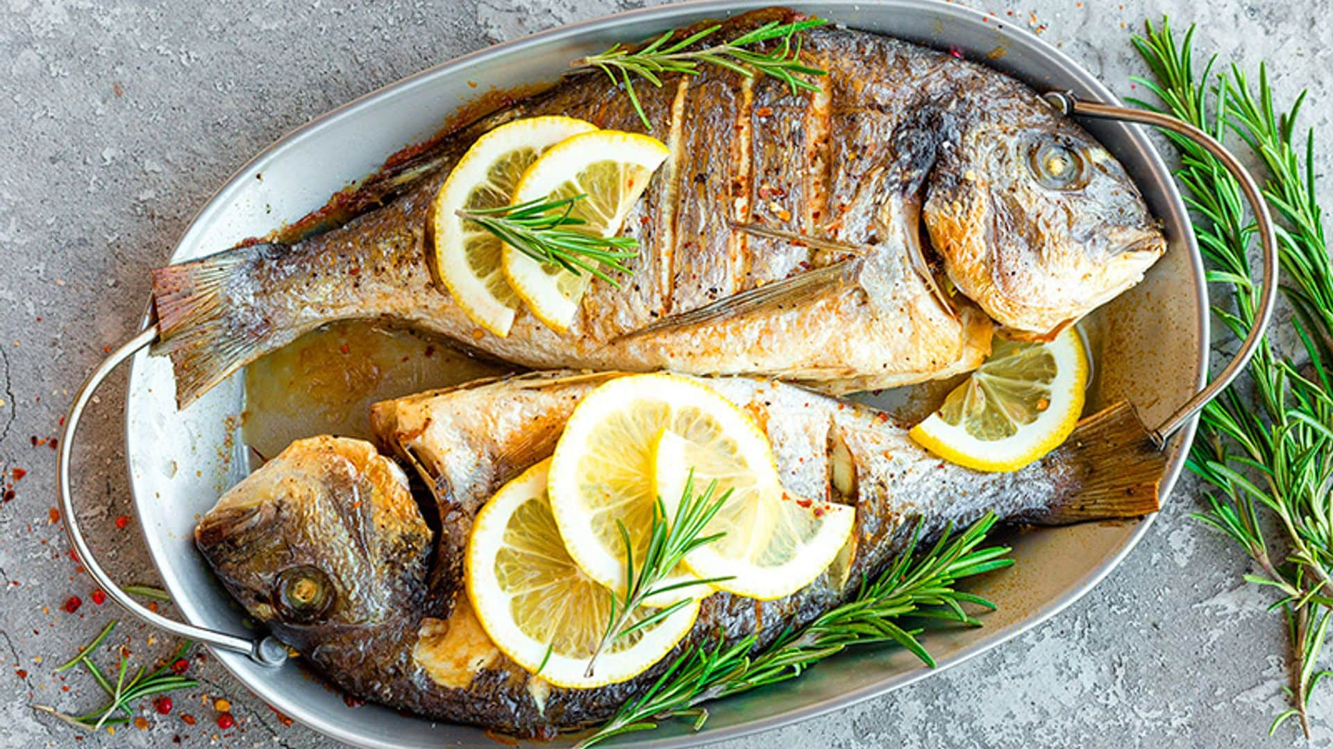 Dorada al horno a las dos pimientas