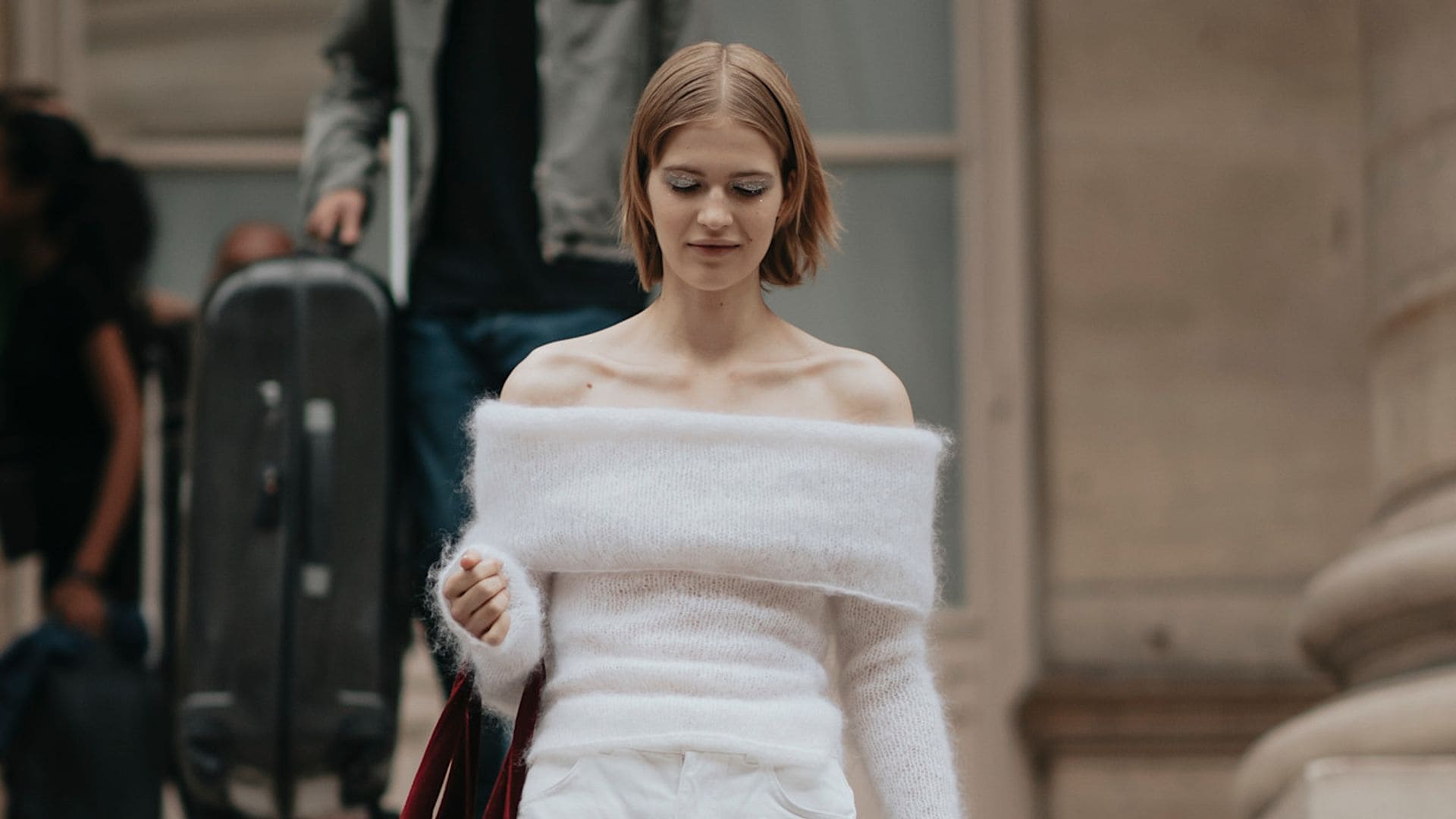 Transforma tu jersey de cuello alto en un elegante escote Bardot con este truco viral