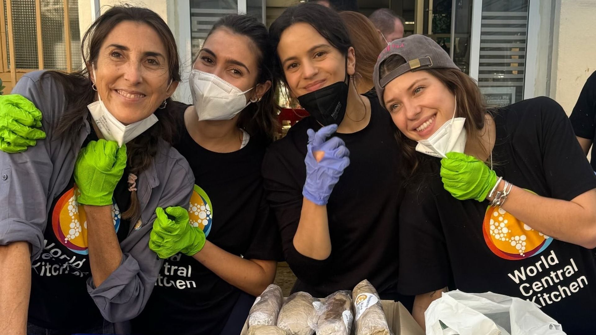 Rosalía se une a los voluntarios de Valencia, descargando camiones junto a Anna Ferrer Padilla y Ana Matamoros