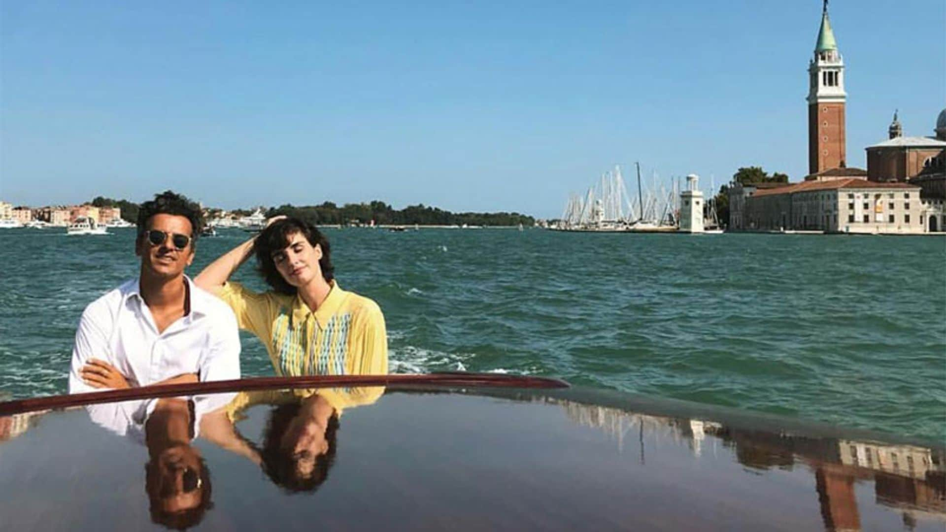 Paz Vega y Orson Salazar viven la 'dolce vita' en su llegada a Venecia