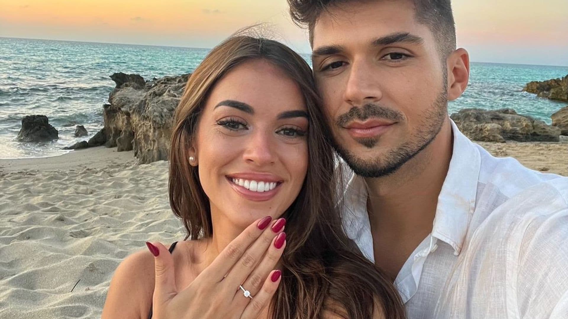 La 'influencer' Rocío Camacho anuncia que se casa: sus lágrimas en una romántica pedida de mano frente al mar