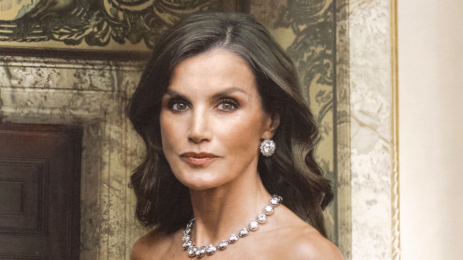 La reina Letizia escoge para el retrato del Banco de España el peinado regio atemporal más elegante