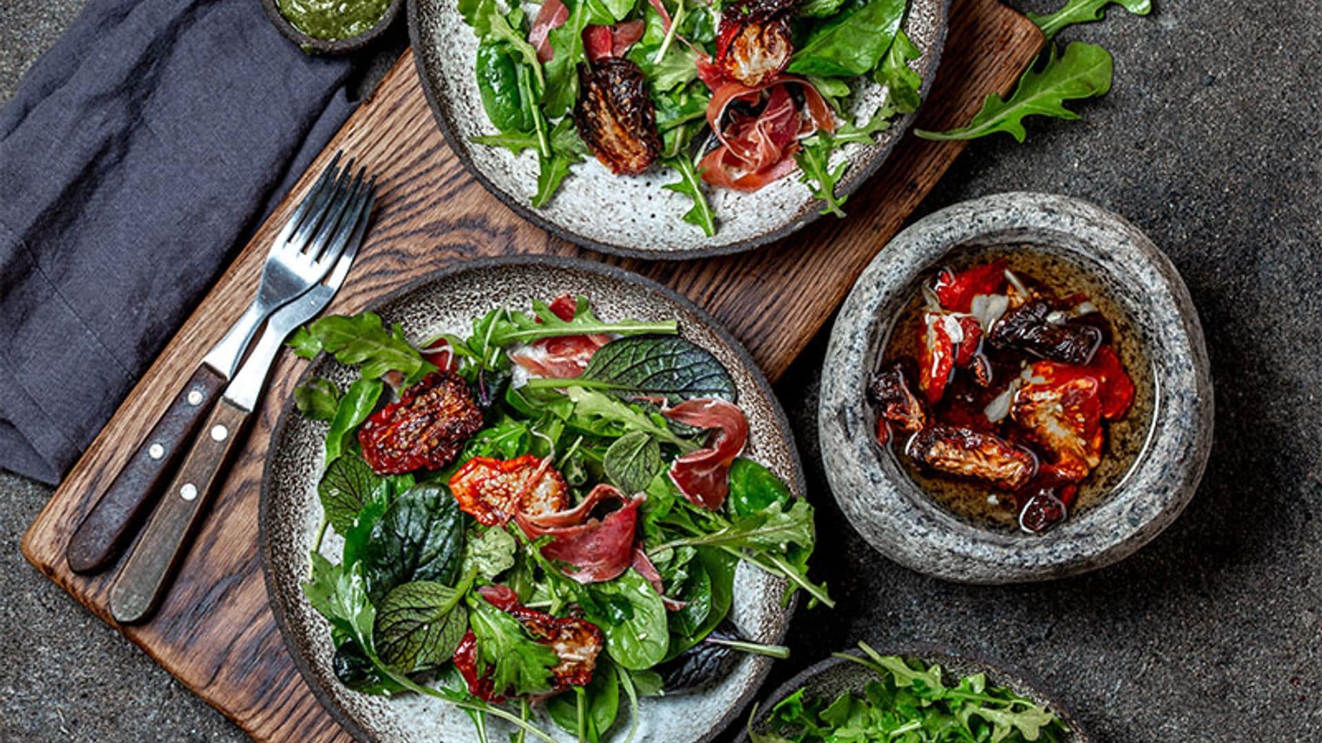 Ensalada con rúcula, espinacas, tomate seco y paletilla ibérica