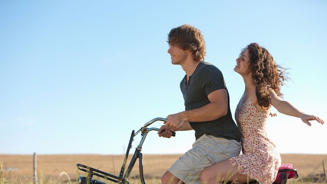 pareja feliz montando en bicicleta en verano