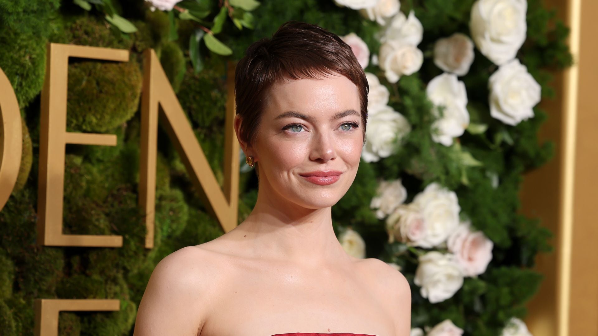 Las mejores tendencias de belleza de los Globos de Oro: del corte 'pixie' de Emma Stone a la radiante tez de Margaret Qualley