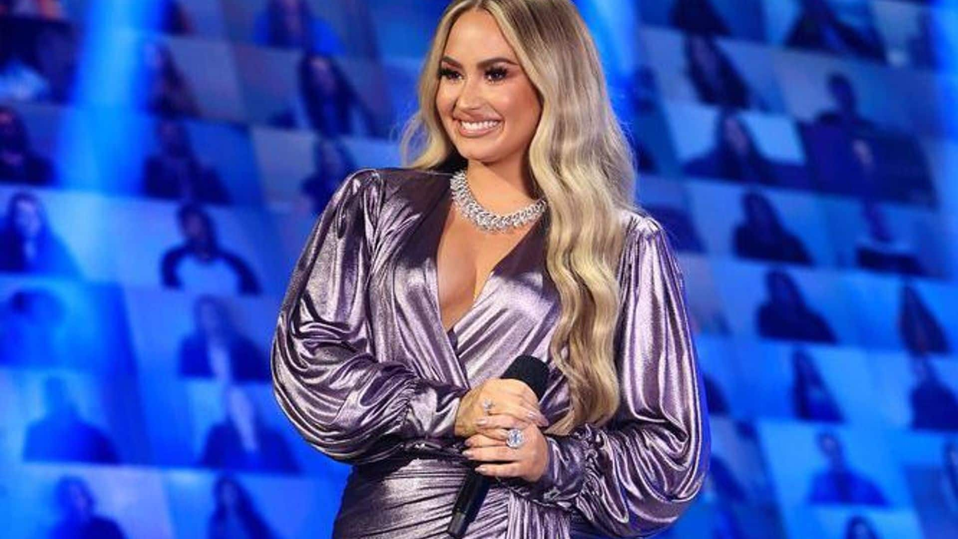 Los ‘impactantes’ looks de Demi Lovato en los People’s Choice Awards