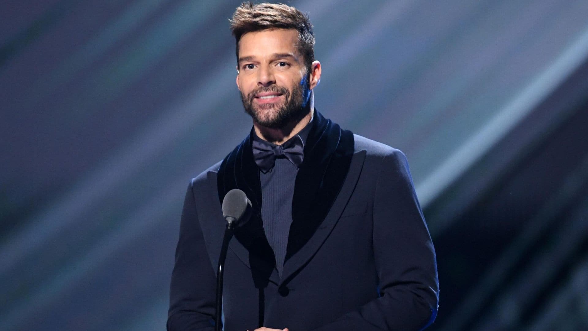 Ricky Martin y el coqueto beso que le robó a un presentador en el festival de Viña del Mar