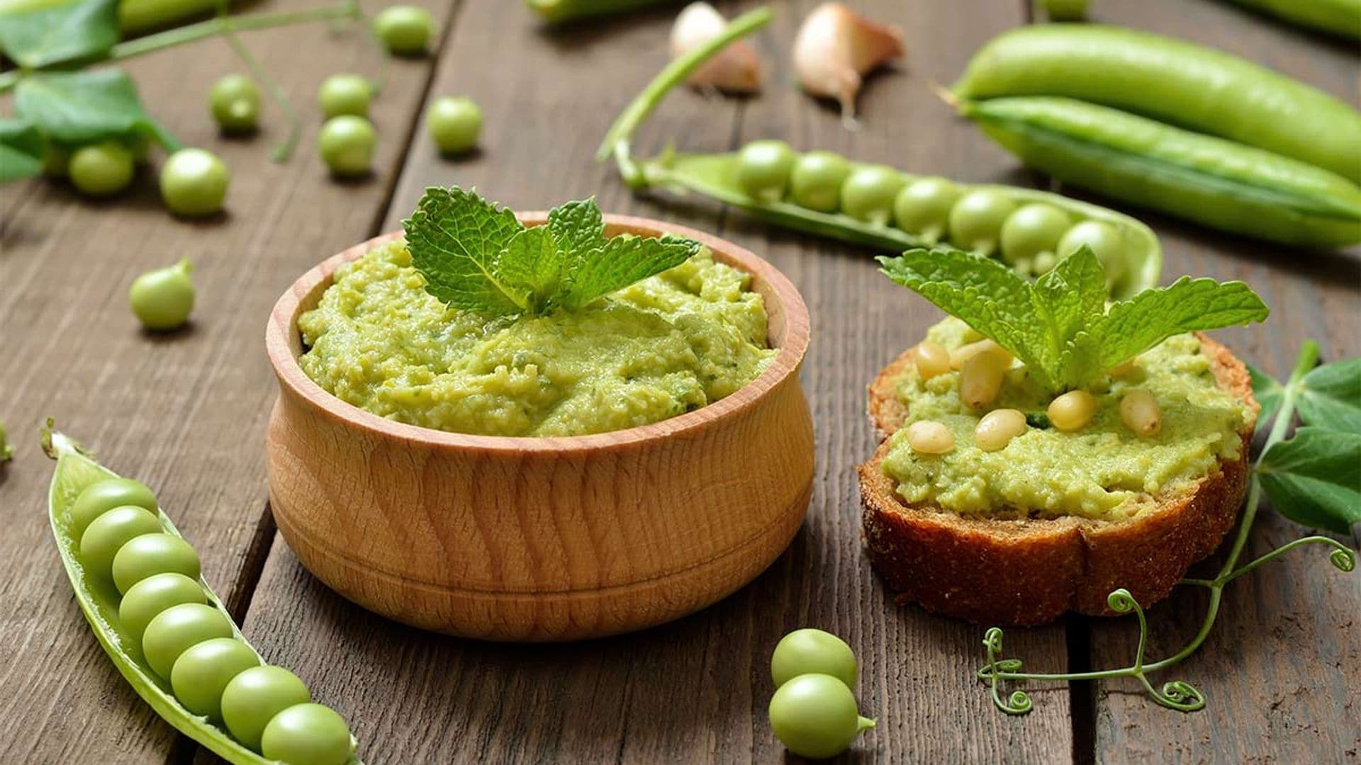 Puré de guisantes a la menta con piñones