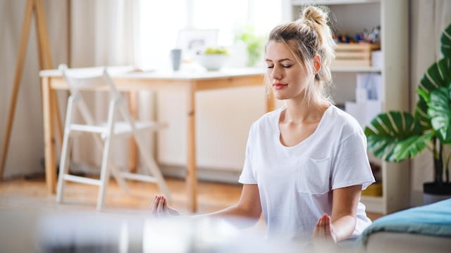 mujer meditando