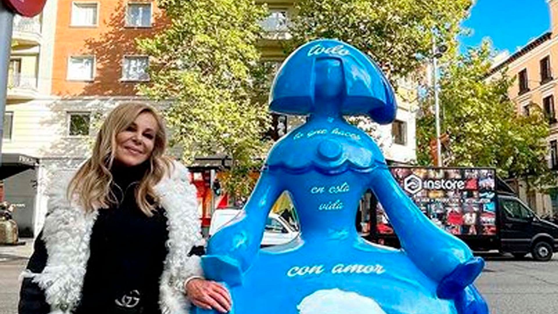 El orgullo de Ana Obregón al posar junto a la espectacular Menina que ha diseñado para homenajear a su hijo