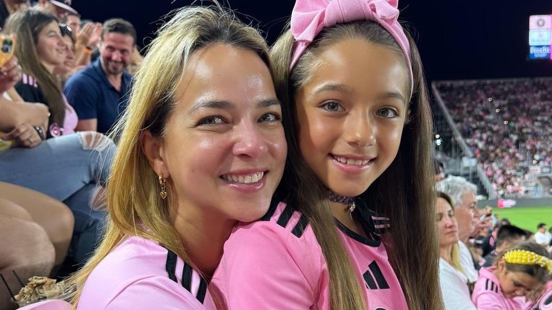 Emocionadas, Adamari López y su pequeña Alaïa apoyan a Messi en su más reciente juego