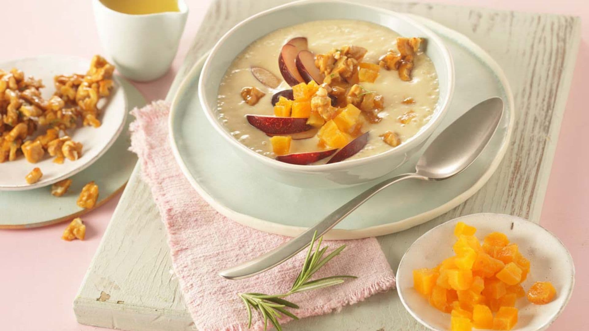 Yogur con naranja, nueces y nectarina