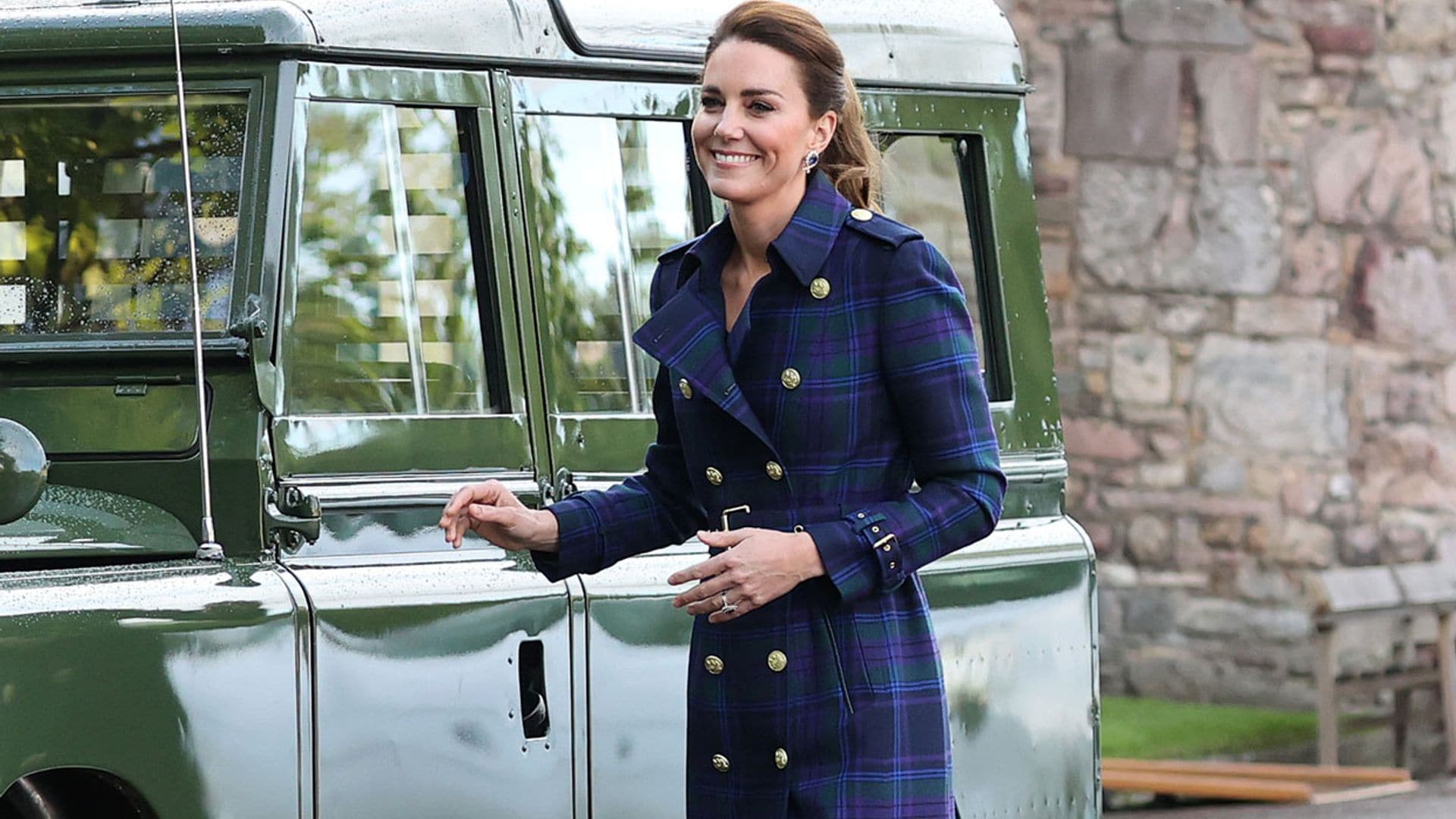 El homenaje de Kate a la cultura escocesa con su favorecedora gabardina de tartán