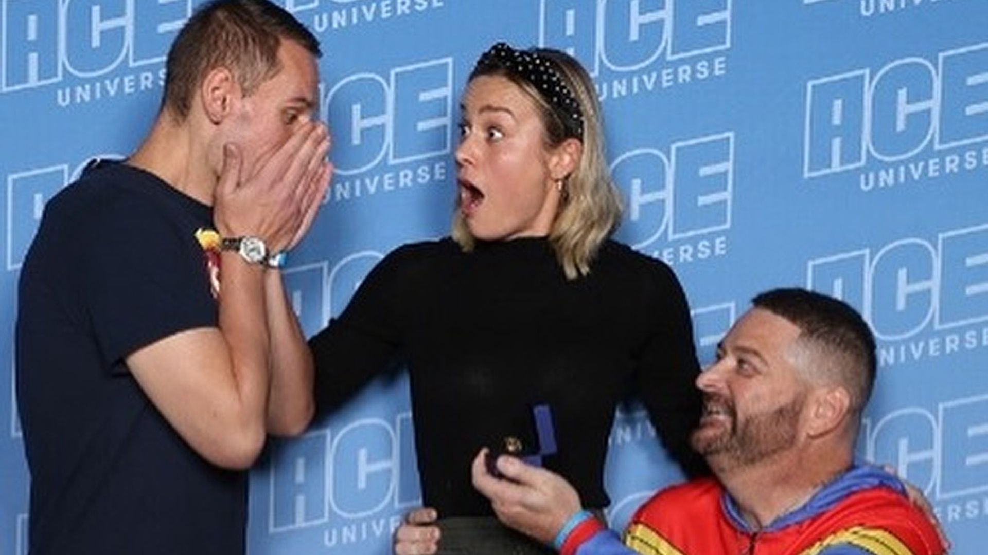 La simpática reacción de Brie Larson ante la pedida de matrimonio de dos de sus fans