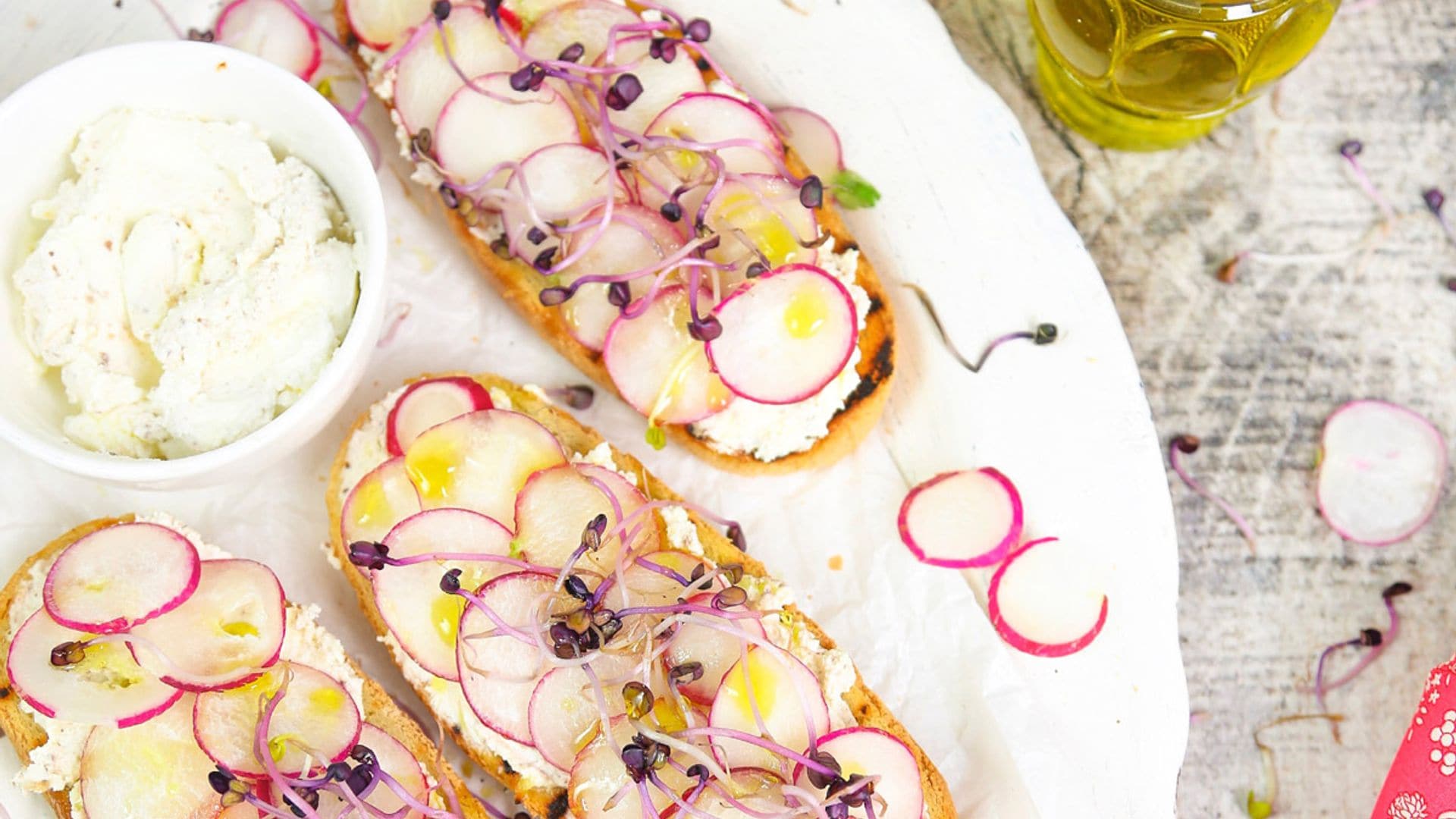 Tostas de requesón con rabanitos