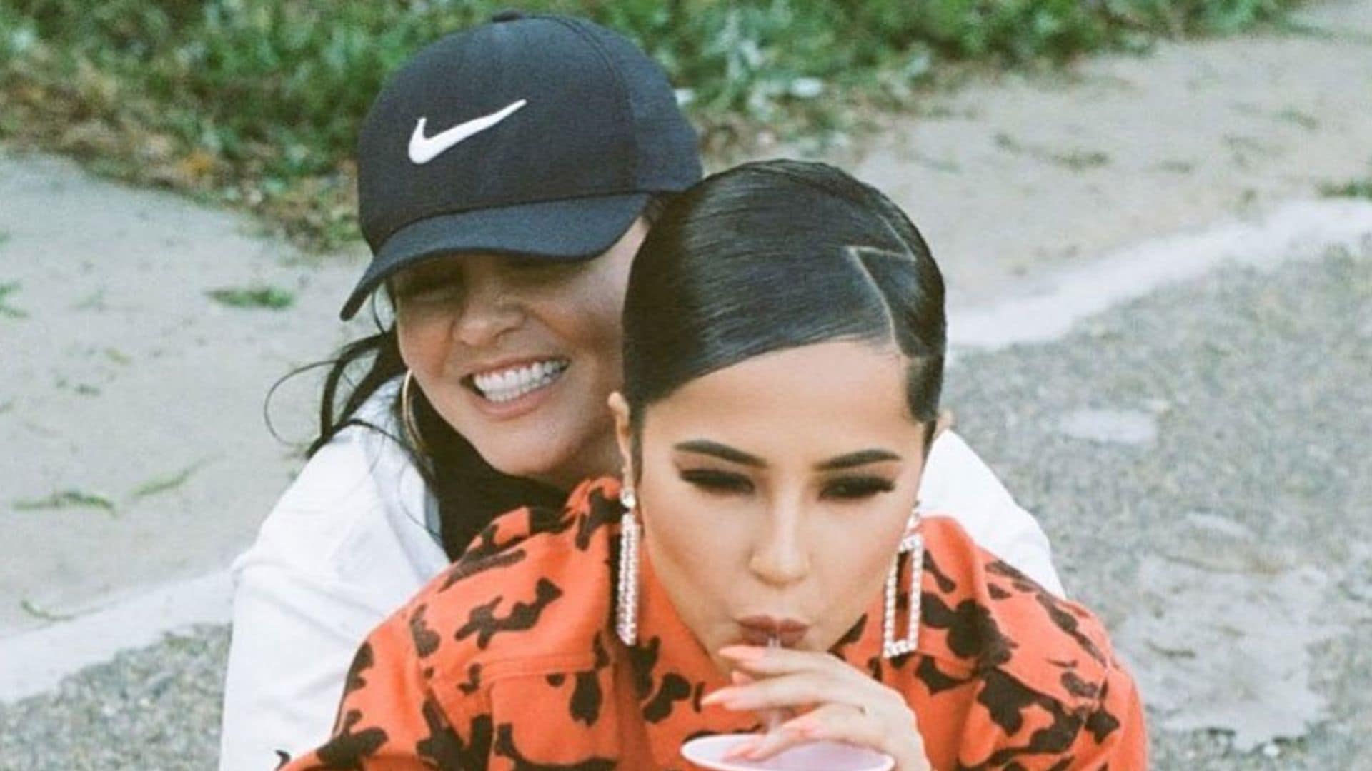 Becky G publica una foto con su mamá, ¡y parecen hermanas!